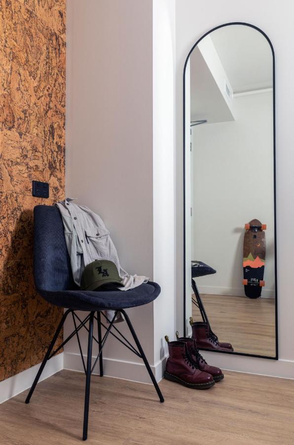 Lylo Auckland Hotel Exterior photo A long mirror