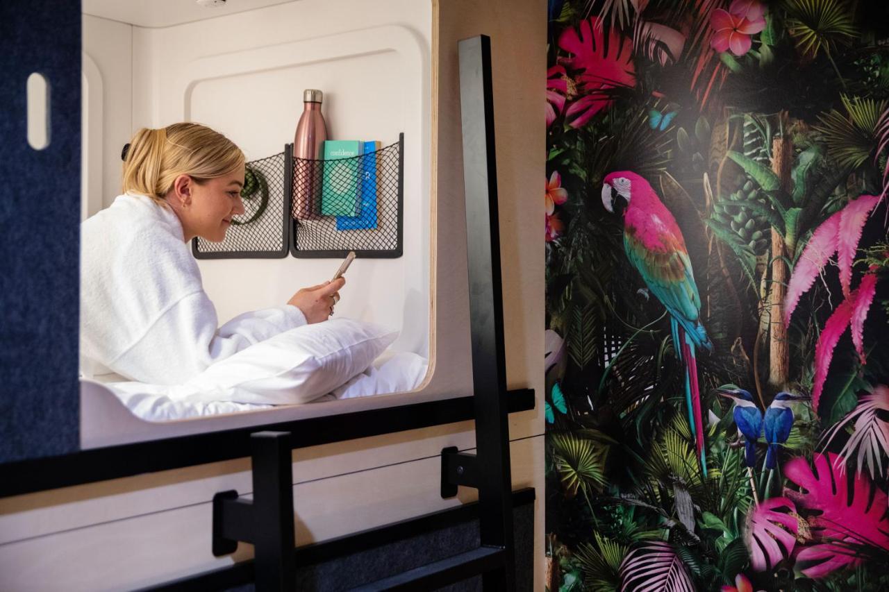 Lylo Auckland Hotel Exterior photo A woman using a mobile phone in a hotel room